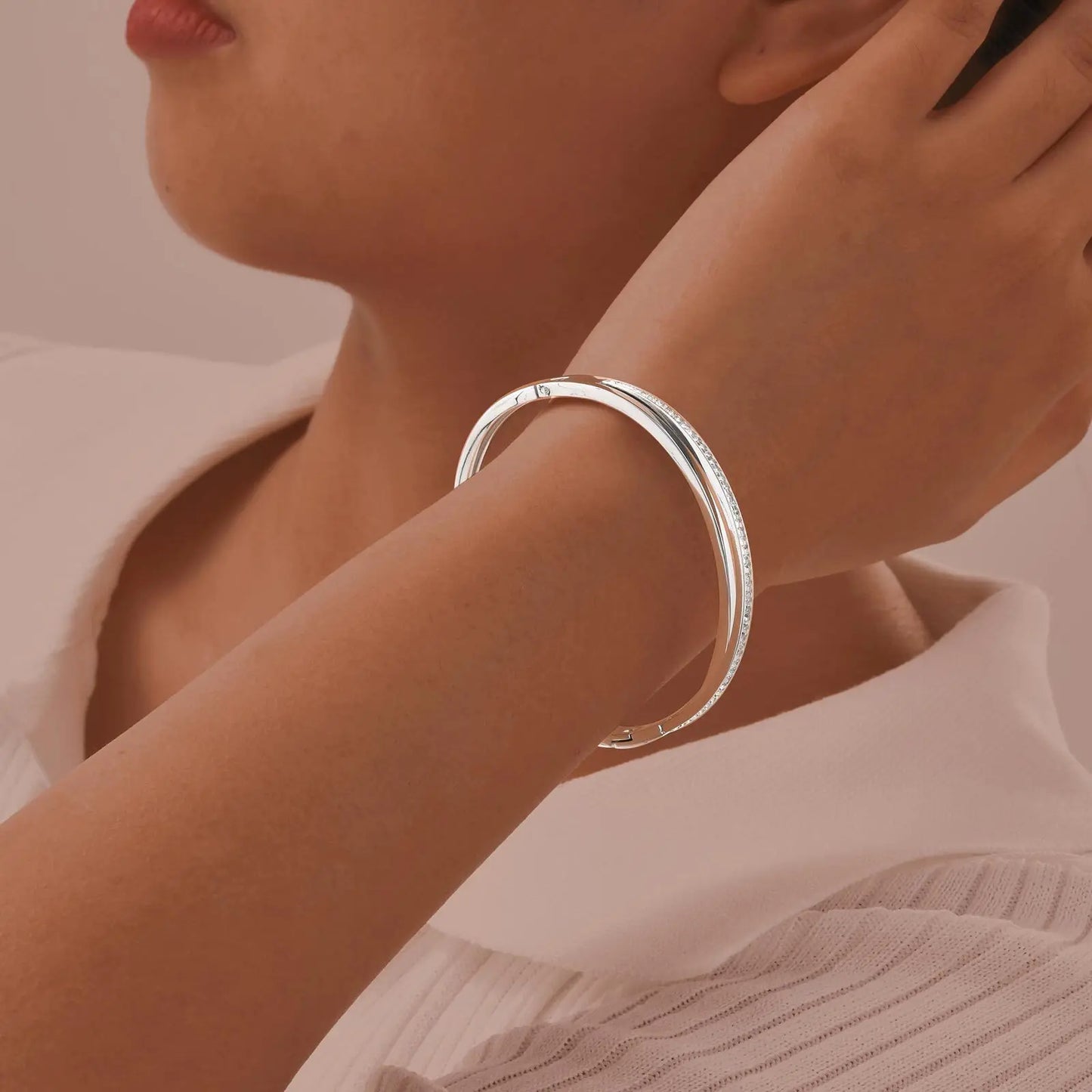 THE TWIST & GLOW BANGLE