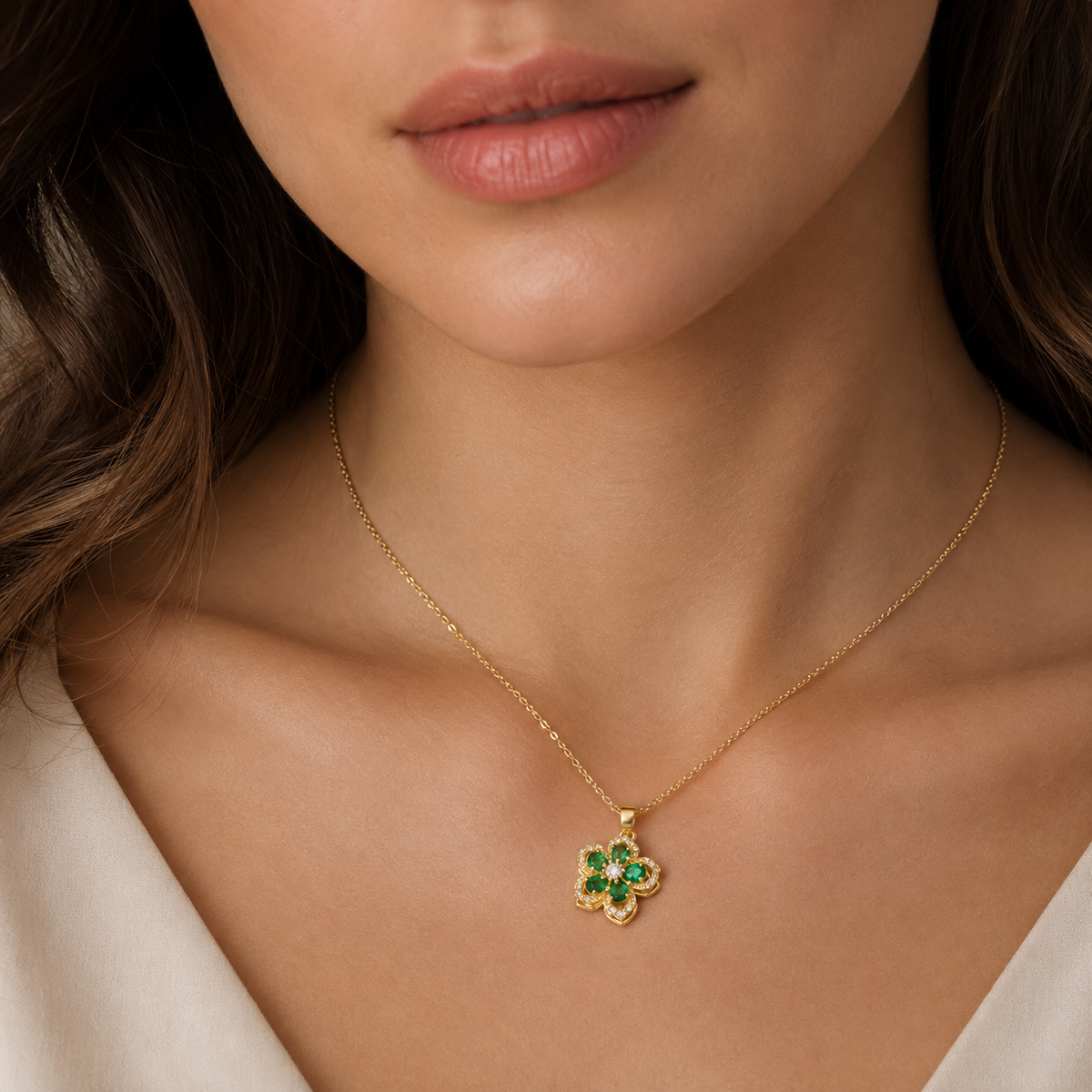 AN ELEGANT PENDANT IN THE SHAPE OF A DELICATE FLOWER