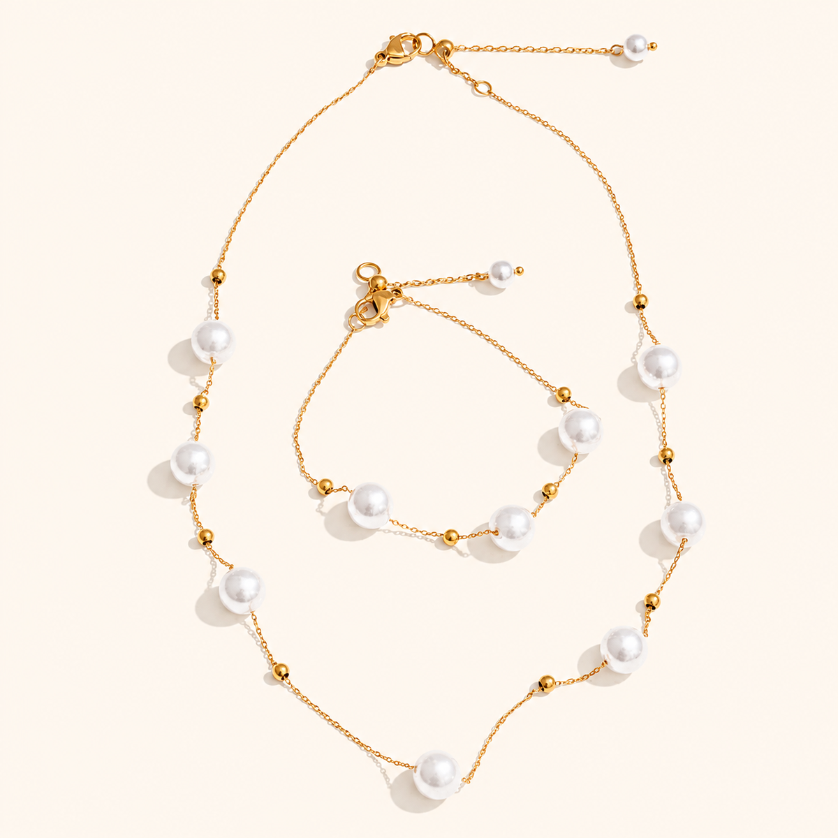 BRACELET AND NECKLACE MADE OF ARTIFICIAL PEARL