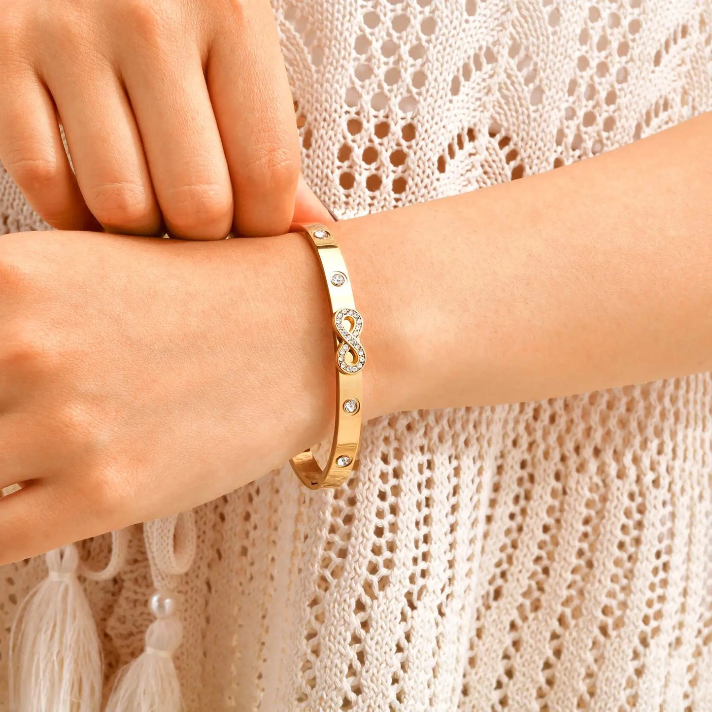 BRACELET WITH THE SYMBOL OF INFINITY